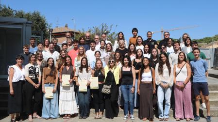 Profesores y alumnos con el equipo directivo del programa Bi+ del IES Ribera del Arga de Peralta.