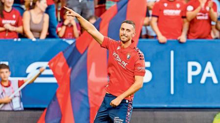 Raúl festeja el primer gol del partido señalando a la grada