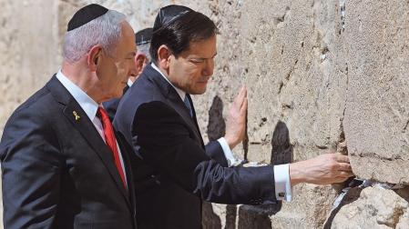 Benjamín Netanyahu, primer ministro israelí, junto a Marco Rubio, secretario de Estado de EE UU, ante el Muro de las Lamentaciones