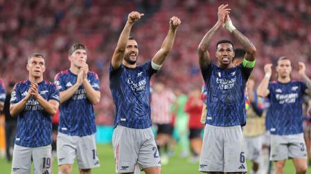 Los jugadores del Arsenal celebran la victoria con su afición al finalizar el primer partido de la fase de la Liga de Campeones entre el Athletic Club de Bilbao y el Arsenal,