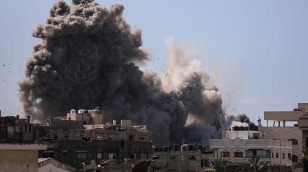 El humo se eleva desde la Torre Al-Ghafri, después de que fuera alcanzada por un ataque aéreo israelí, en la ciudad de Gaza