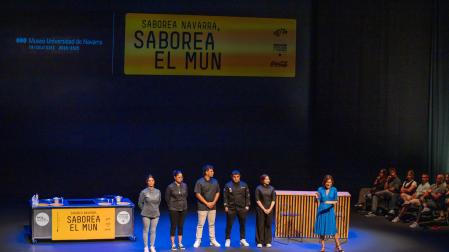 De izquierda a derecha, los cocineros Goiza Isiegas, del Akari Gastroteka; Abril Tovar, de El Bosquecillo; Santiago Carranza, de la Escalerica Centro; Jhoel Armijos, del Snob Cocktail & Food; y Lorenys Graterol de la Escalerica Centro, durante el evento "Saborea Navarra, ¡saborea el MUN!", junto con la presentadora Cristina Ochoa