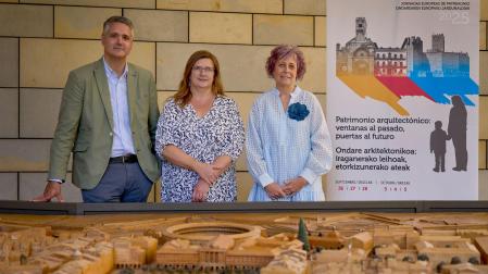 La consejera Esnaola, junto al director general de Cultura, Ignacio Apezteguía, y Alicia Ancho, directora del Servicio de Patrimonio Histórico, en la presentación de la edición 2025 de las Jornadas