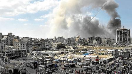 Columnas de humo se elevan de edificios de la ciudad de Gaza durante los ataques del ejército israelí, este martes