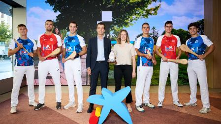 Pelotaris y organizadores del Torneo San Fermín Txikito ayer en la sede de la Caixa /