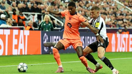Marcus Rashford (izda.) cubre el esférico ante la presión de Kieran Trippier /
