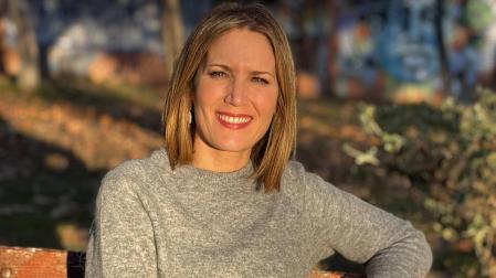 Licenciada en la Universidad de Navarra, comenzó su carrera profesional en la Cadena Ser y en televisión ha trabajado en Cuatro, CNN+, ETB, Telemadrid y TVE