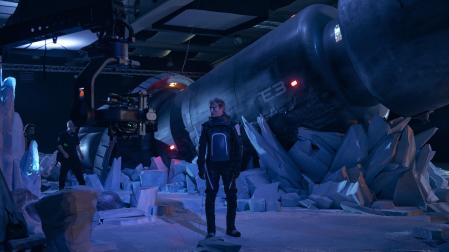 Mad Mikkelsen junto a la nave en la que ha llegado a un planeta hostil