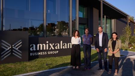 Amaia Goñi y Xabier Blanco flanquean a la presidenta Chivite ante la nueva sede de Amixalan