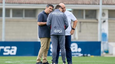 Braulio, Lisci y 'Cata' charlan sobre el césped de Tajonar