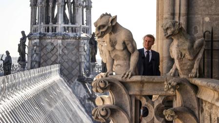 Macron posa entre las gárgolas de una de las dos torres góticas de la catedral de Notre Dame que ya están abiertas al público tras el incendio de hace seis años