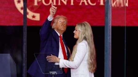 El presidente de Estados Unidos, Donald Trump, y Erika Kirk, esposa de Charlie Kirk, se abrazan en el escenario durante el servicio conmemorativo público del activista político Charlie Kirk, recientemente asesinado