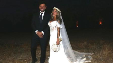 Los novios Pablo López y Laura Rubio salieron un momento de su boda para posar ante los periodistas