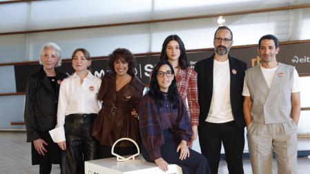 Alauda Ruiz de Azúa posa con el elenco de 'Los domingos'