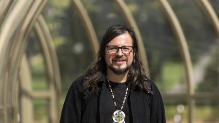 El arquitecto costarricense Michael Smith Masis este lunes en la Escuela de Arquitectura