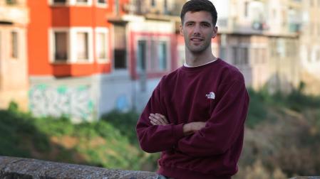 El jugador de la Peña Sport Joaquín Recalde, en Tafalla, junto al puente sobre el río Cidacos
