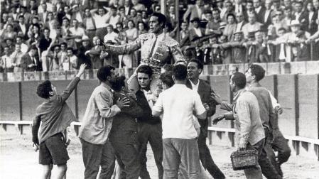 Curro Romero a hombros, en 1960, en la Maestranza en Sevilla