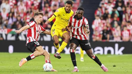 Ounahi se adelanta a la presión de Jauregizar e Iñaki Williams /