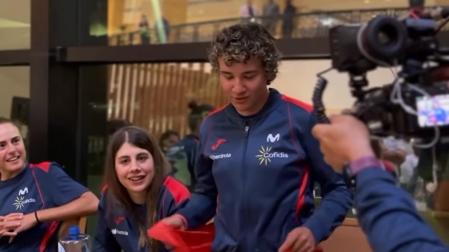 La navara Paula Ostiz, durante la celebración con el resto de compañeros de la selección española de ciclismo /