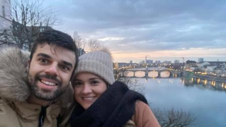 Aritz Charles y su mujer, la colombiana Ana María Gil, en Basilea, ciudad asentada a orillas del Rin