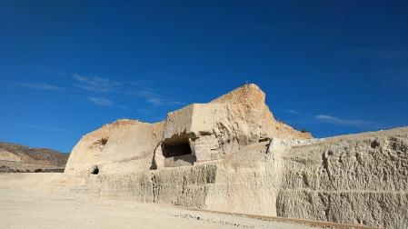 Canteras-cueva del Polvorín y de la Columna, incluyendo la informalmente llamada "cueva de Conan", donde se rodaron escenas de la película Conan el Bárbaro