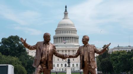 Una escultura satírica de Trump y Epstein aparece frente al Capitolio en Washington