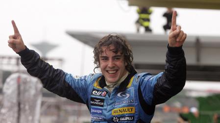 Fernando Alonso celebra en el circuito de Brasil su título de 2005