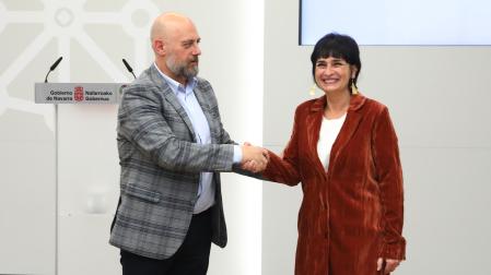 El consejero de Economía, José Luis Arasti, y la portavoz de Bildu, Laura Aznal, sellando en octubre de 2024 su acuerdo para los Presupuestos de 2025