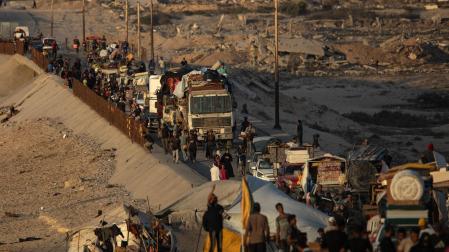 Palestinos desplazados cargan con sus pertenencias hacia el sur por la carretera Al-Rashid, al oeste del campo de refugiados de Nuseirat, en el centro de la Franja de Gaza