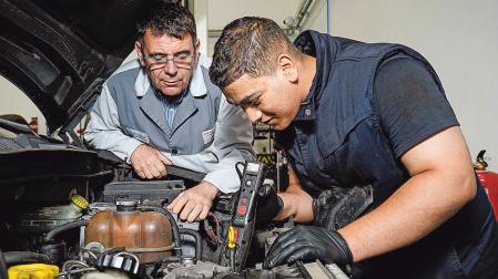 n trabajador sénior enseña el oficio a un compañero joven