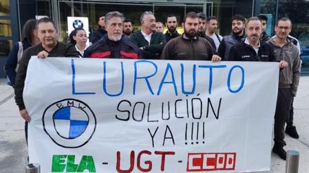 Protesta de los trabajadores de Lurauto Navarra, taller y concesionario de BMW situado en Noáin