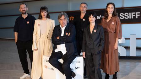 El director y guionista Agustín Díaz Yanes (3i) y los actores Andrés Gertrudix (3d), Ariadna Gil (d), Raúl Arévalo (i), Iraia Elias (2d), y Susana Abaitua (2i), en la presentación de la película 'Un fantasma en la batalla', en el Festival de Cine de San Sebastián