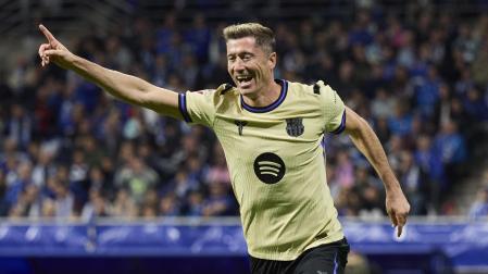 Robert Lewandowski celebra el segundo gol del F.C. Barcelona en Oviedo
