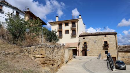 Imagen de Villatuerta con el centro de menores en el albergue conocido como La casa mágica.