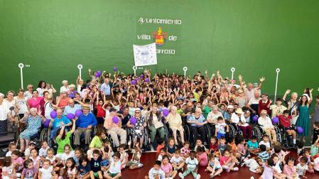 Parte de los participantes en la marcha en apoyo a los enfermos de alzheimer celebrada en Caparroso /