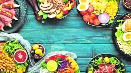 Varios platos de comida sobre una mesa