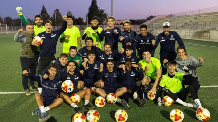 Los jugadores del Lourdes, junto al cuerpo técnico, se encuentran preparados para disputar la eliminatoria previa de la Copa del Rey