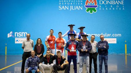 El podio final con los ganadores y finalistas del San Fermín Txikito