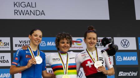 Paula Ostiz junto con la italiana Pegolo y la suiza Grossmann en un podio para la historia.