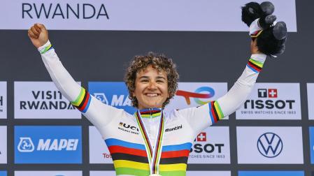 Paula Ostiz, con el maillot arcoíris en el podio de Kigali (Ruanda)