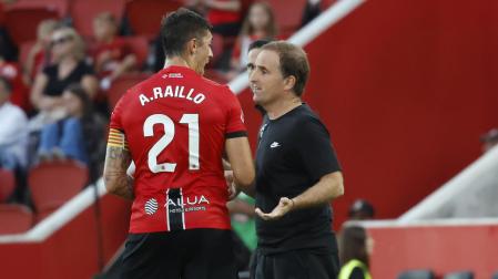 Jagoba Arrasate habla con Antonio Raíllo en el partido Mallorca-Alavés