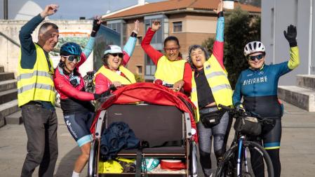La ciclista Matilde Fernández (primera de la derecha), antes de comenzar el reto, en Irurtzun