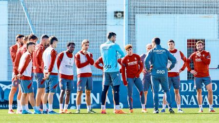 Los jugadores escuchan el mensaje de Alessio Lisci antes del entrenamiento de ayer por la mañana en Tajonar