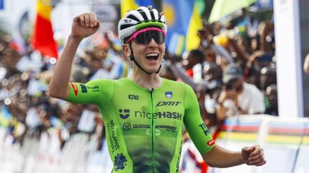 El esloveno Tadej Pogacar celebra su victoria en el Campeonato del Mundo de ciclismo en ruta en Kigali (Ruanda)