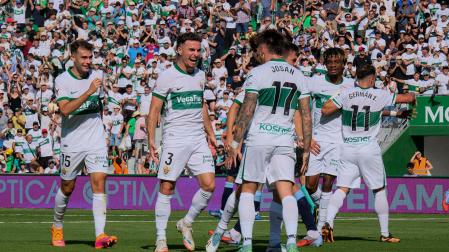 Los jugadores del Elche CF celebran el gol de André Silva
