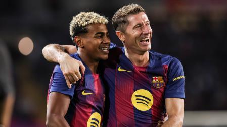 Lamine Yamal y Robert Lewandowski celebran el segundo gol contra la Real Sociedad