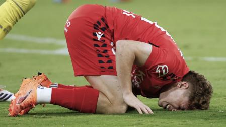Víctor Muñoz se queja de un golpe en el partido de Osasuna contra el Betis