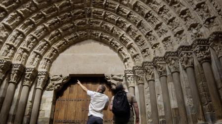 Turistas frente a la portada del Juicio de la catedral de Tudela
