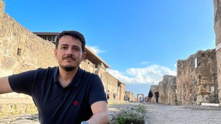 Pablo Ozcáriz, retratado en una de las calles de Pompeya, donde estuvo trabajando el pasado mes de julio