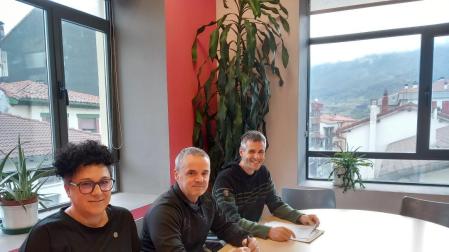 De izquierda a derecha, Silvia Sesma, Juan José Goikoetxea y Unai Razkin, presidentes de las mancomunidades sociales de las zonas de Etxarri Aranatz, Alsasua e Irurtzun, respectivamente, en la rueda de prensa de ayer en la segunda localidad.